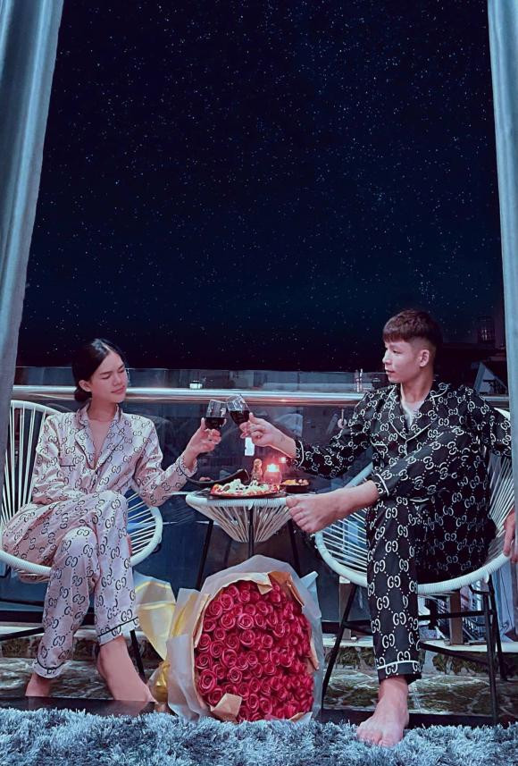 Hậu chia tay Lê Thành Phong, Ngọc Trinh hẹn hò với hậu vệ SHB Đà Nẵng Hau chia tay Le Thanh Phong, Ngoc Trinh hen ho voi hau ve SHB Da Nang