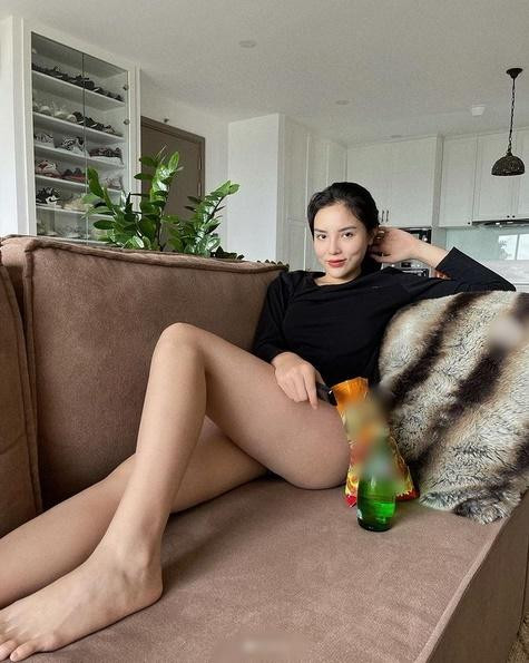 Kỳ Duyên bị nhắc nhở "không mặc quần à" khi thả dáng tại gia Ky Duyen bi nhac nho