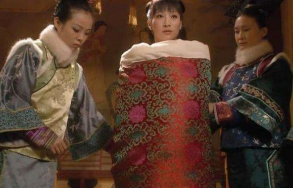 Tại sao các phi tần nhà Thanh được quấn chăn trước khi thị tẩm? - Hình 3 Tai sao cac phi tan nha Thanh duoc quan chan truoc khi thi tam?-Hinh-3
