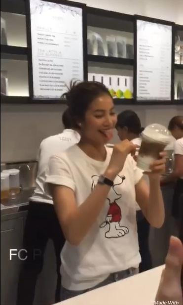 Phạm Hương lè lưỡi nâng trà sữa 'cheers' ai đó sau vụ tạt mắm tôm - Hình 2 Pham Huong le luoi nang tra sua 'cheers' ai do sau vu tat mam tom-Hinh-2
