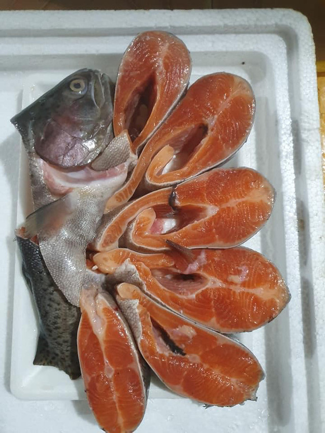 Cá hồi Sapa giảm xuyên đáy, chợ mạng giá chỉ 125 nghìn/kg - Hình 2 Ca hoi Sapa giam xuyen day, cho mang gia chi 125 nghin/kg-Hinh-2