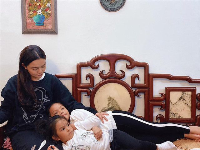 Phạm Quỳnh Anh bị công an giao thông kiểm tra nồng độ cồn - Hình 2 Pham Quynh Anh bi cong an giao thong kiem tra nong do con-Hinh-2