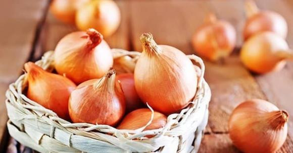 Mua hành tây nên chọn củ nặng hay nhẹ? - Hình 2 Mua hanh tay nen chon cu nang hay nhe?-Hinh-2