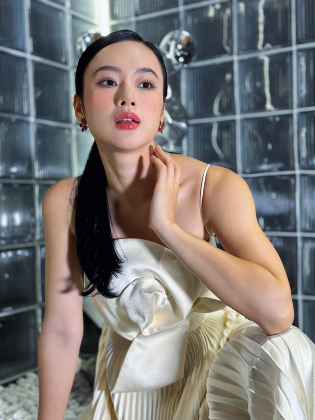 Angela Phương Trinh nhiều năm nâng tạ: Vòng 3 trái đào, cơ bắp cuồn cuộn - Hình 4 Angela Phuong Trinh nhieu nam nang ta: Vong 3 trai dao, co bap cuon cuon-Hinh-4