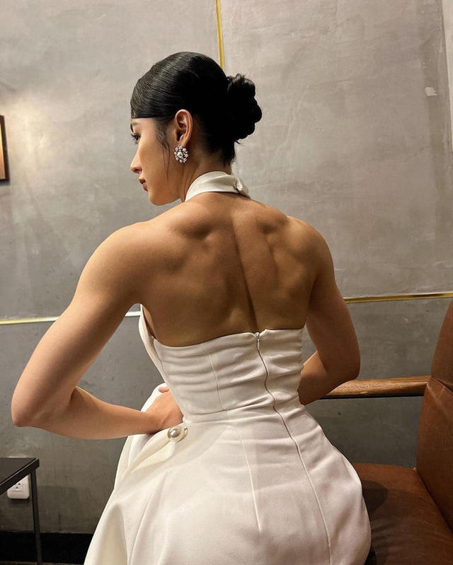 Angela Phương Trinh nhiều năm nâng tạ: Vòng 3 trái đào, cơ bắp cuồn cuộn - Hình 2 Angela Phuong Trinh nhieu nam nang ta: Vong 3 trai dao, co bap cuon cuon-Hinh-2