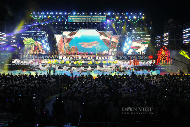 Biển người tham dự Lễ hội Nho – Vang Ninh Thuận năm 2023 Bien nguoi tham du Le hoi Nho – Vang Ninh Thuan nam 2023