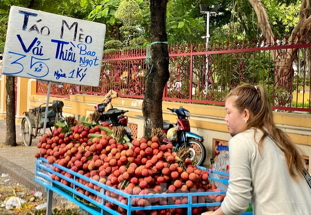 Giật mình với giá vải thiều ở TPHCM - Hình 7 Giat minh voi gia vai thieu o TPHCM-Hinh-7