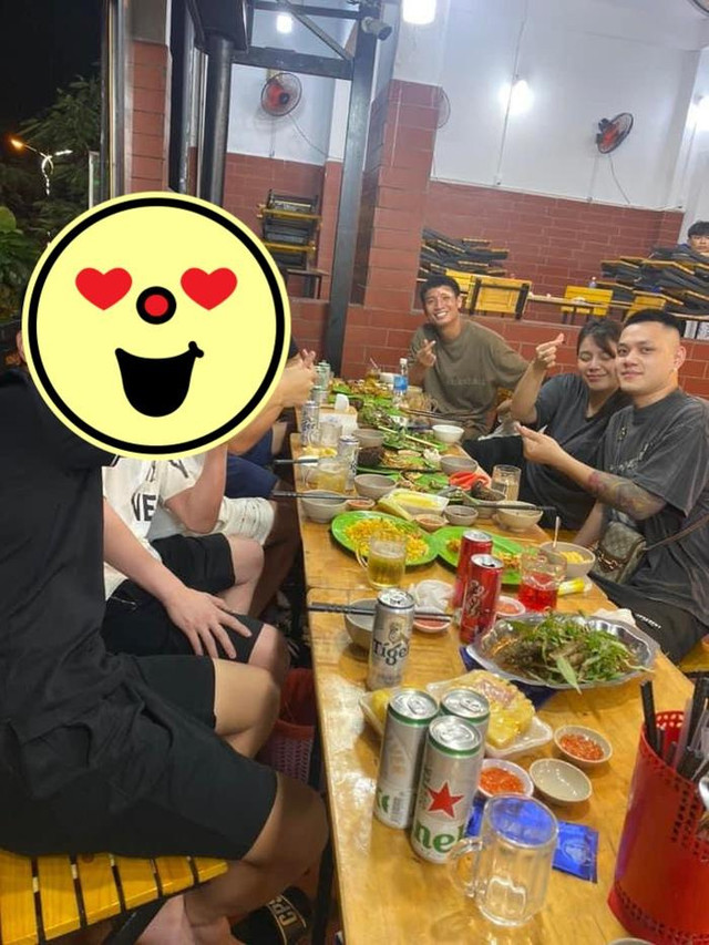 'Bắt gặp' khoảnh khắc ngọt ngào của Bùi Tiến Dũng và vợ - Hình 5 'Bat gap' khoanh khac ngot ngao cua Bui Tien Dung va vo-Hinh-5