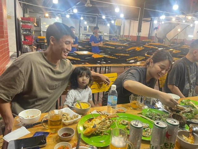 'Bắt gặp' khoảnh khắc ngọt ngào của Bùi Tiến Dũng và vợ - Hình 6 'Bat gap' khoanh khac ngot ngao cua Bui Tien Dung va vo-Hinh-6