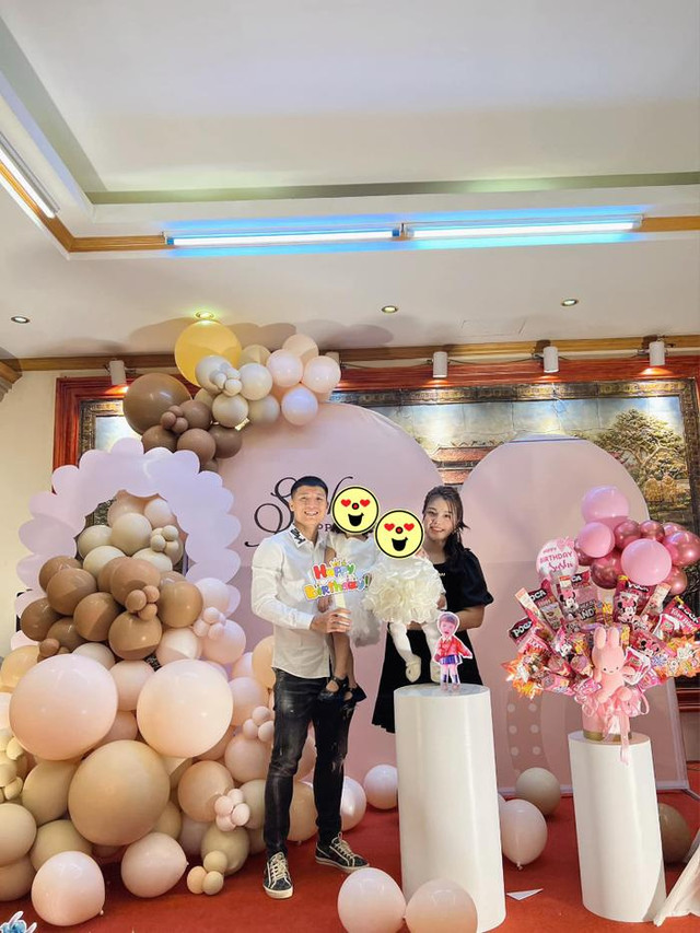 'Bắt gặp' khoảnh khắc ngọt ngào của Bùi Tiến Dũng và vợ - Hình 7 'Bat gap' khoanh khac ngot ngao cua Bui Tien Dung va vo-Hinh-7