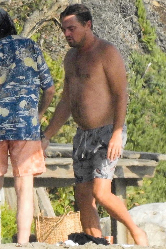 Tài tử 'Titanic' Leonardo DiCaprio lộ thân hình béo ú, xập xệ ở tuổi 46 - Hình 2 Tai tu 'Titanic' Leonardo DiCaprio lo than hinh beo u, xap xe o tuoi 46-Hinh-2
