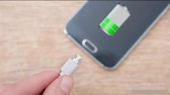 Sử dụng sạc pin điện thoại thế nào để không làm hỏng và tăng tuổi? - Hình 3 Su dung sac pin dien thoai the nao de khong lam hong va tang tuoi?-Hinh-3