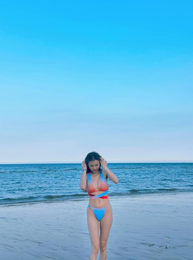 Em gái Công Vinh 'đốt mắt' dân tình diện bikini cực cháy - Hình 2 Em gai Cong Vinh 'dot mat' dan tinh dien bikini cuc chay-Hinh-2