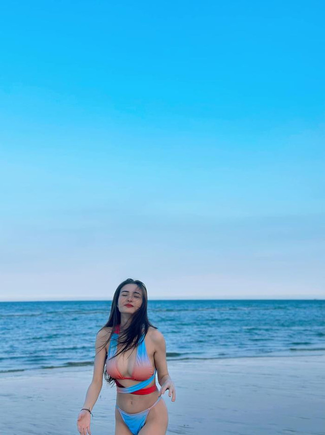 Em gái Công Vinh 'đốt mắt' dân tình diện bikini cực cháy - Hình 3 Em gai Cong Vinh 'dot mat' dan tinh dien bikini cuc chay-Hinh-3