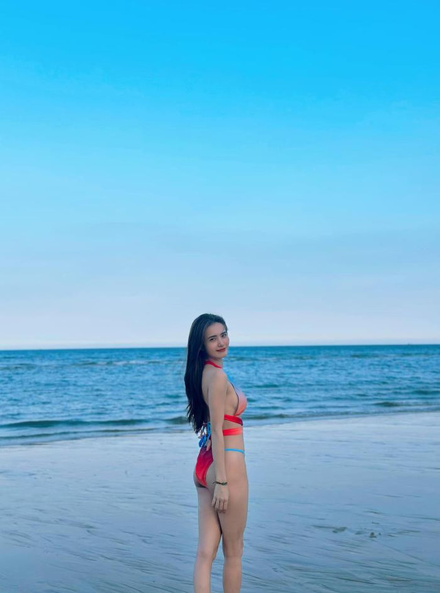 Em gái Công Vinh 'đốt mắt' dân tình diện bikini cực cháy Em gai Cong Vinh 'dot mat' dan tinh dien bikini cuc chay