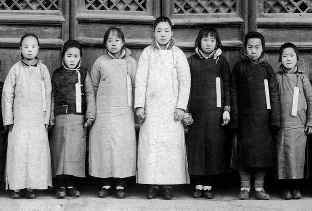 Cái khổ của cung nữ nhà Thanh: Đói đến mấy cũng không dám ăn no Cai kho cua cung nu nha Thanh: Doi den may cung khong dam an no