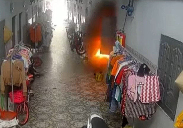 Tiếng nổ lớn kèm khói lửa từ trong căn trọ, nghi do nổ sạc dự phòng Tieng no lon kem khoi lua tu trong can tro, nghi do no sac du phong