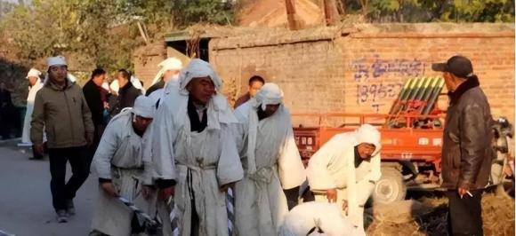 Tại sao người ta đốt quần áo sau khi chết? - Hình 4 Tai sao nguoi ta dot quan ao sau khi chet?-Hinh-4