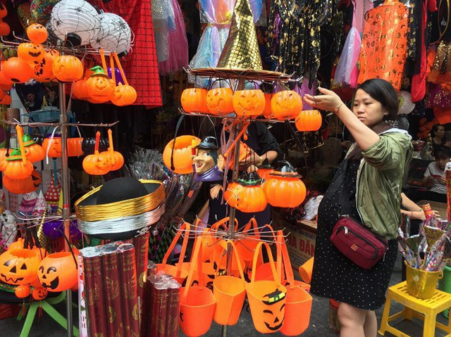 Nhộn nhịp đồ trang trí Halloween: Có giá tới hàng triệu đồng - Hình 3 Nhon nhip do trang tri Halloween: Co gia toi hang trieu dong-Hinh-3