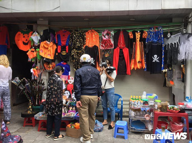 Nhộn nhịp đồ trang trí Halloween: Có giá tới hàng triệu đồng - Hình 7 Nhon nhip do trang tri Halloween: Co gia toi hang trieu dong-Hinh-7