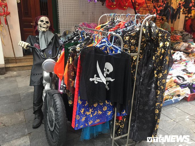 Nhộn nhịp đồ trang trí Halloween: Có giá tới hàng triệu đồng - Hình 6 Nhon nhip do trang tri Halloween: Co gia toi hang trieu dong-Hinh-6