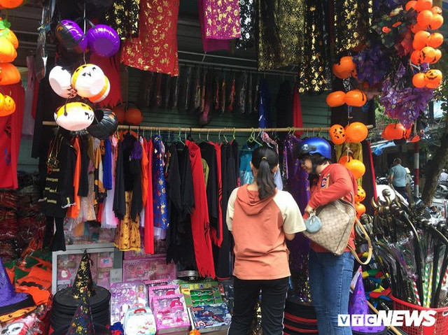 Nhộn nhịp đồ trang trí Halloween: Có giá tới hàng triệu đồng - Hình 5 Nhon nhip do trang tri Halloween: Co gia toi hang trieu dong-Hinh-5