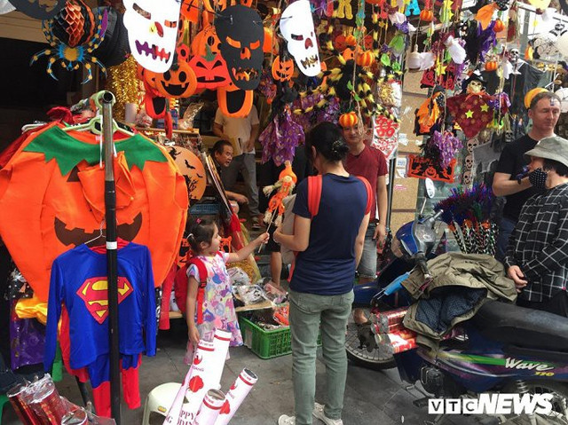 Nhộn nhịp đồ trang trí Halloween: Có giá tới hàng triệu đồng - Hình 2 Nhon nhip do trang tri Halloween: Co gia toi hang trieu dong-Hinh-2