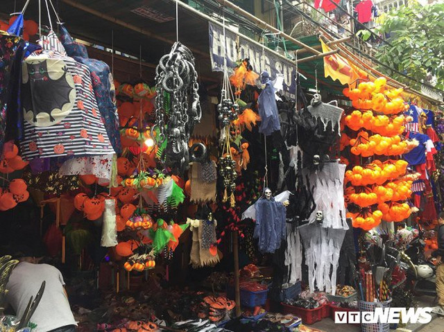 Nhộn nhịp đồ trang trí Halloween: Có giá tới hàng triệu đồng - Hình 8 Nhon nhip do trang tri Halloween: Co gia toi hang trieu dong-Hinh-8