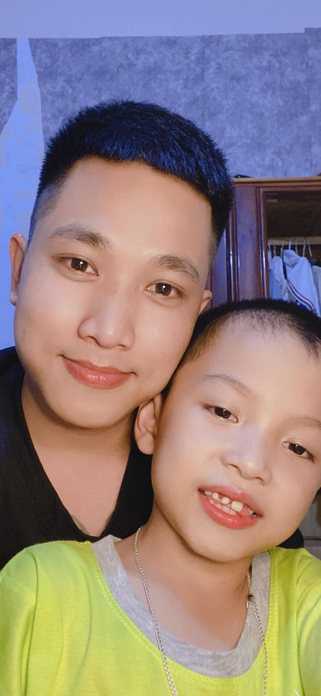 Xúc động khi xem em bé khoe giấy khen với bố qua camera Xuc dong khi xem em be khoe giay khen voi bo qua camera