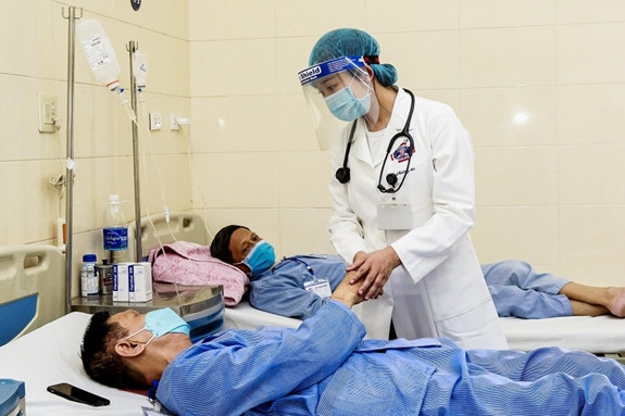Bệnh nhân ung thư có nên tiêm vắc xin phòng COVID-19? Benh nhan ung thu co nen tiem vac xin phong COVID-19?