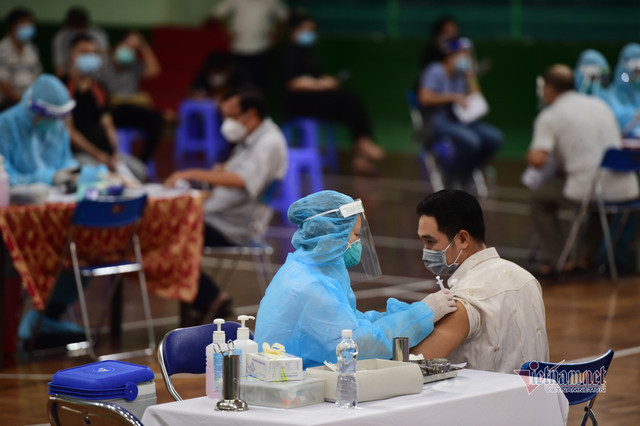 TP.HCM bắt đầu tiêm vắc xin Sinopharm cho người dân TP.HCM bat dau tiem vac xin Sinopharm cho nguoi dan