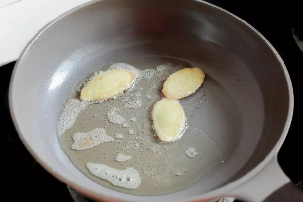 Cho vài lát loại củ này vào, nem rán giòn rụm, dầu không cặn đen - Hình 2 Cho vai lat loai cu nay vao, nem ran gion rum, dau khong can den-Hinh-2