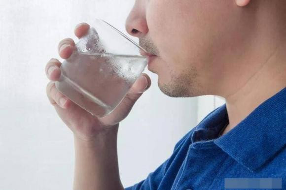 Loại nước có thể gây ung thư, một số người vẫn uống hàng ngày Loai nuoc co the gay ung thu, mot so nguoi van uong hang ngay