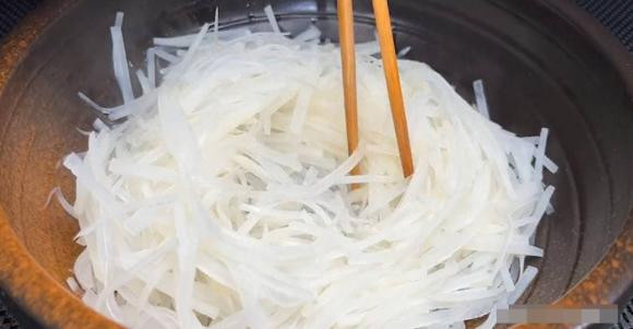 Loại nước có thể gây ung thư, một số người vẫn uống hàng ngày - Hình 3 Loai nuoc co the gay ung thu, mot so nguoi van uong hang ngay-Hinh-3