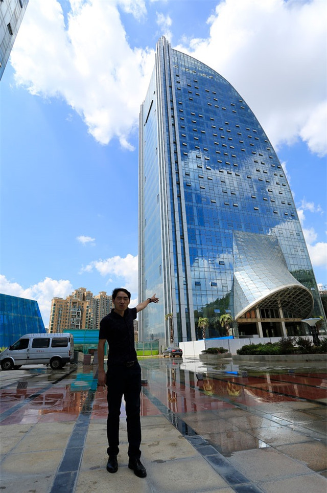 Kinh ngạc thác nước hơn 100m từ tòa nhà chọc trời ở Trung Quốc ảnh 7 Kinh ngạc thác nước hơn 100m từ tòa nhà chọc trời ở Trung Quốc ảnh 7
