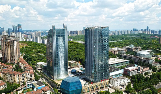 Kinh ngạc thác nước hơn 100m từ tòa nhà chọc trời ở Trung Quốc ảnh 1 Kinh ngạc thác nước hơn 100m từ tòa nhà chọc trời ở Trung Quốc ảnh 1