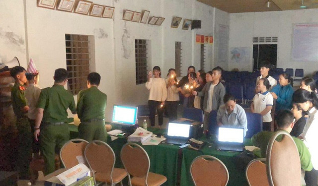 Cậu bé Hà Tĩnh đi làm căn cước công dân và cái kết bất ngờ - Hình 2 Cau be Ha Tinh di lam can cuoc cong dan va cai ket bat ngo-Hinh-2