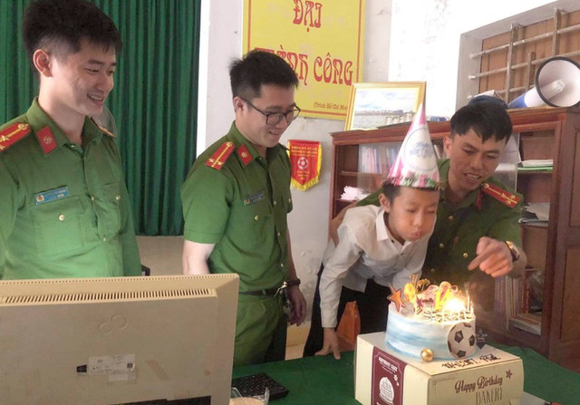 Cậu bé Hà Tĩnh đi làm căn cước công dân và cái kết bất ngờ - Hình 3 Cau be Ha Tinh di lam can cuoc cong dan va cai ket bat ngo-Hinh-3