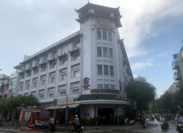 TP Hồ Chí Minh: Mưa lớn khiến cây đổ đè người đi đường, cháy khách sạn - Hình 3 TP Ho Chi Minh: Mua lon khien cay do de nguoi di duong, chay khach san-Hinh-3