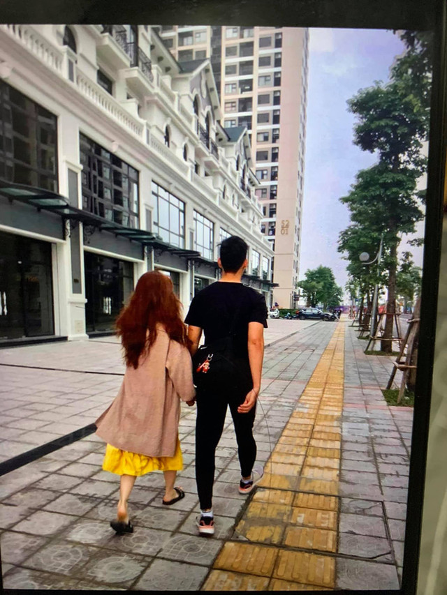Cùng một chiếc váy nhưng Huỳnh Anh diện bên hai chàng trai Cung mot chiec vay nhung Huynh Anh dien ben hai chang trai