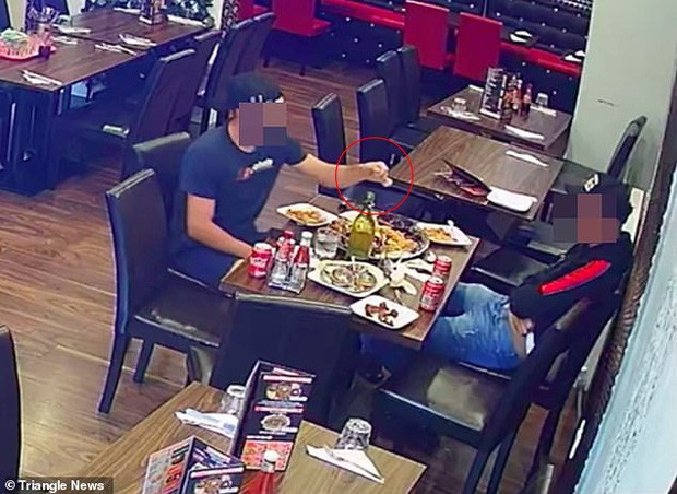 Video: 2 thực khách dùng “trò bẩn” quỵt tiền đồ ăn bị bắt quả tang Video: 2 thuc khach dung “tro ban” quyt tien do an bi bat qua tang