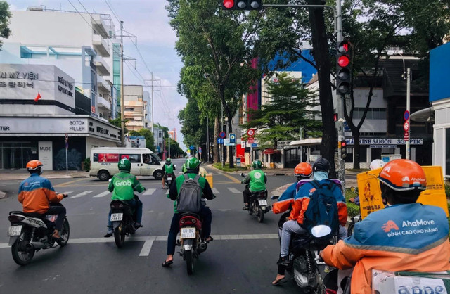 Những chàng trai trẻ, 'tay xách nách mang' lượn khắp phố Sài Gòn vắng lạ - Hình 5 Nhung chang trai tre, 'tay xach nach mang' luon khap pho Sai Gon vang la-Hinh-5