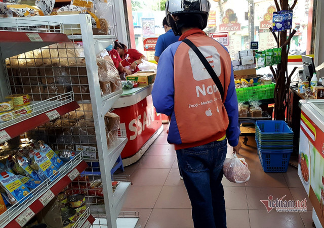 Những chàng trai trẻ, 'tay xách nách mang' lượn khắp phố Sài Gòn vắng lạ - Hình 4 Nhung chang trai tre, 'tay xach nach mang' luon khap pho Sai Gon vang la-Hinh-4
