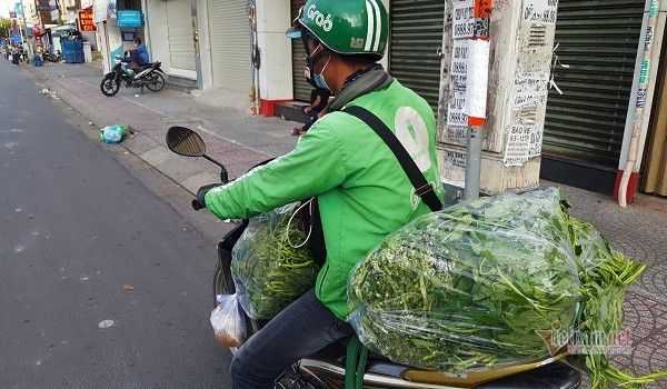Những chàng trai trẻ, 'tay xách nách mang' lượn khắp phố Sài Gòn vắng lạ - Hình 2 Nhung chang trai tre, 'tay xach nach mang' luon khap pho Sai Gon vang la-Hinh-2