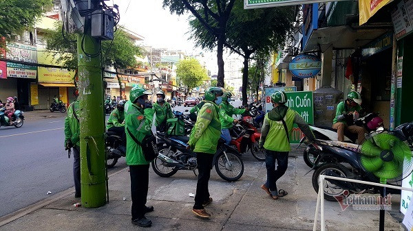 Những chàng trai trẻ, 'tay xách nách mang' lượn khắp phố Sài Gòn vắng lạ - Hình 3 Nhung chang trai tre, 'tay xach nach mang' luon khap pho Sai Gon vang la-Hinh-3