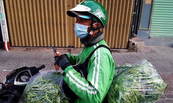 Những chàng trai trẻ, 'tay xách nách mang' lượn khắp phố Sài Gòn vắng lạ Nhung chang trai tre, 'tay xach nach mang' luon khap pho Sai Gon vang la