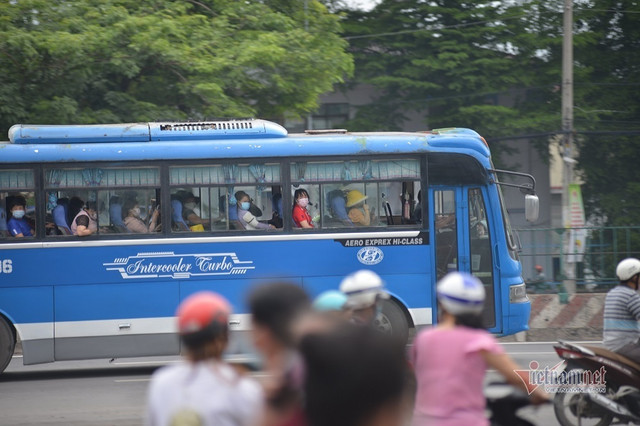 Nghìn người ùn trên phố ở Gò Vấp, dời chốt và kêu gọi hạn chế ra đường - Hình 4 Nghin nguoi un tren pho o Go Vap, doi chot va keu goi han che ra duong-Hinh-4