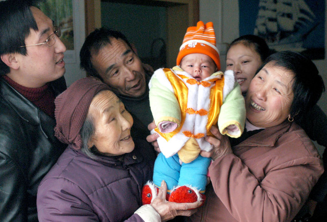 Kình ngư Canada gốc Hoa bị cha mẹ ruột bỏ rơi vì là con gái - Hình 2 Kinh ngu Canada goc Hoa bi cha me ruot bo roi vi la con gai-Hinh-2