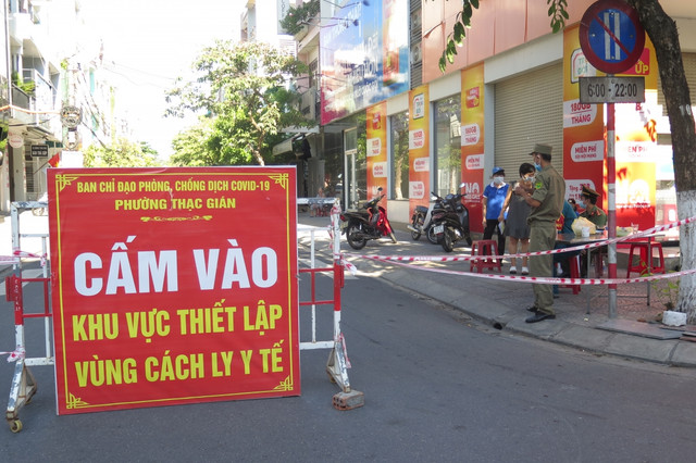 Người dân 4 phường “điểm nóng” tại Đà Nẵng thực hiện nghiêm giãn cách xã hội - Hình 2 Nguoi dan 4 phuong “diem nong” tai Da Nang thuc hien nghiem gian cach xa hoi-Hinh-2