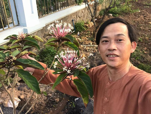 Danh hài Hoài Linh đen sạm "chuẩn nông dân" sau thời gian ở ẩn làm vườn Danh hai Hoai Linh den sam